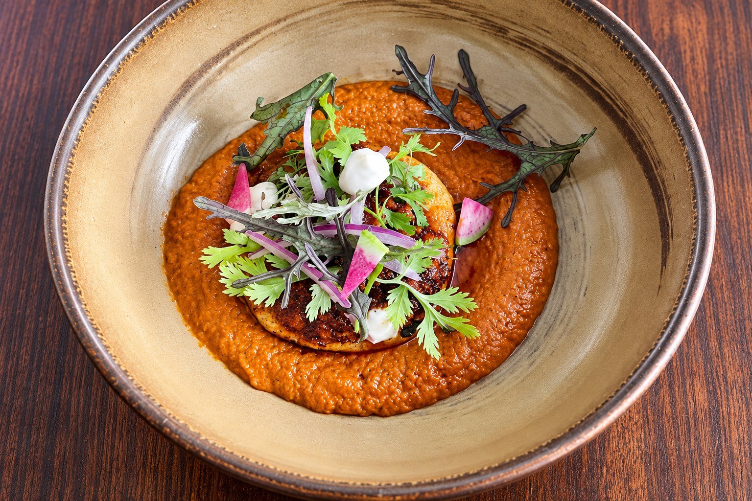 Plato con salsa y microgreens